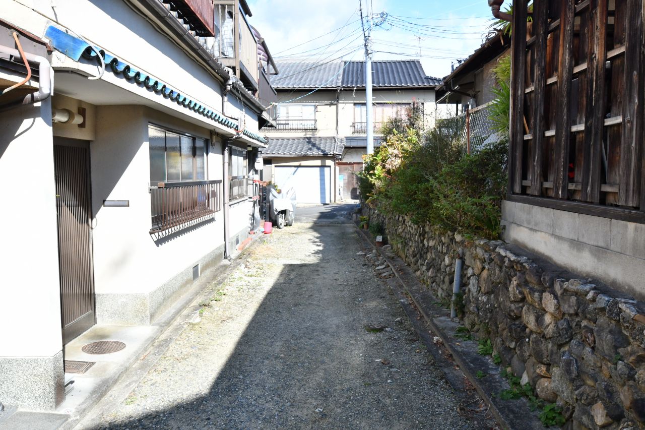 シェアハウス前の道路は未舗装です。(2020-11-26,共用部,ENVIRONMENT,1F)