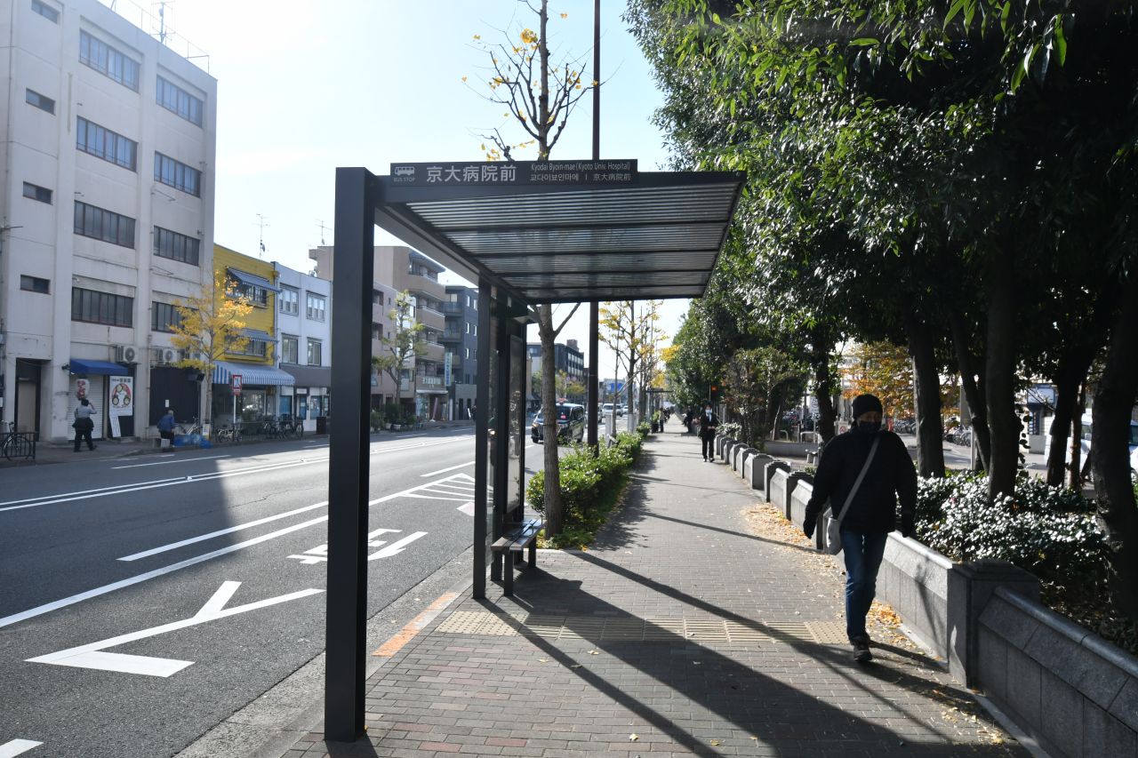 京大病院前のバス停の様子。(2020-11-26,共用部,ENVIRONMENT,1F)