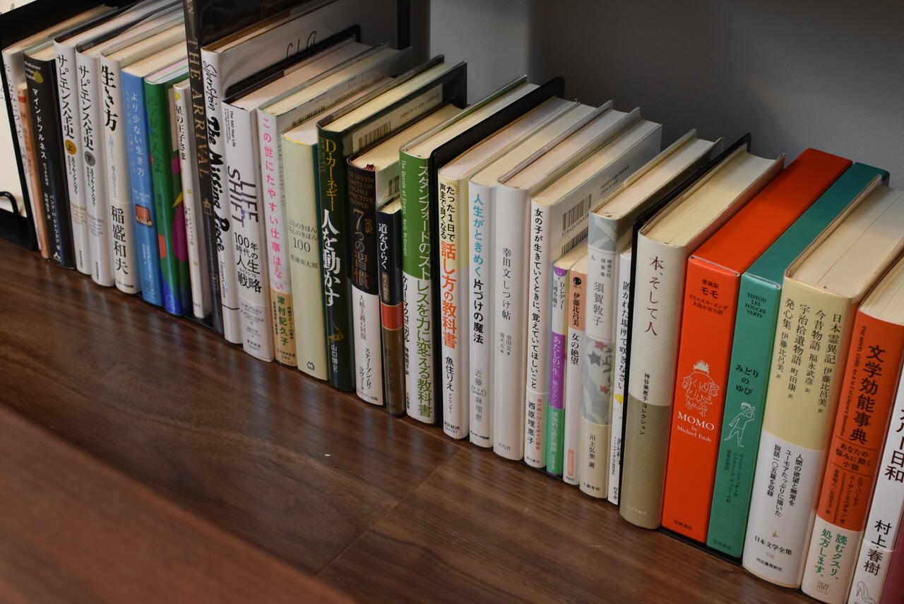 入居者さんのために梅田 蔦屋書店がセレクトした「文学」「ワーク」分野の書籍も並んでいます。|1F その他