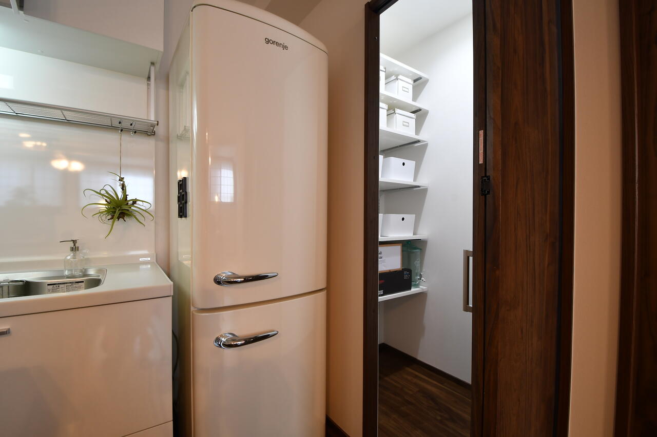 冷蔵庫の脇は収納スペースです。|1F キッチン