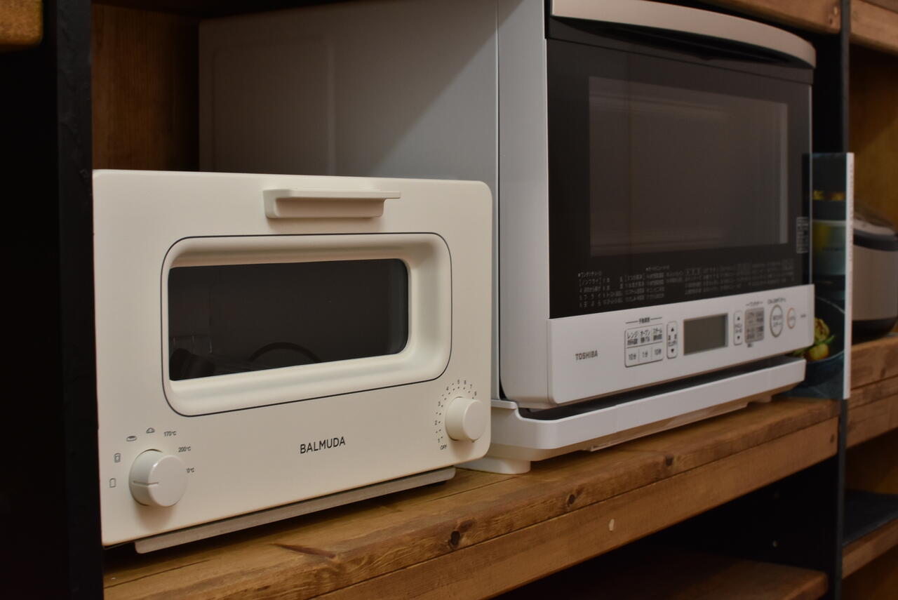 水蒸気の熱を利用するバルミューダ社のオーブントースター。|1F キッチン