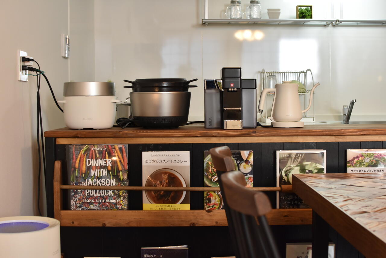 左手からバルミューダ社の炊飯器、バーミキュラ社の炊飯器、illy社のコーヒーメーカー、バルミューダ社の電子ケトルが並んでいます。|1F キッチン