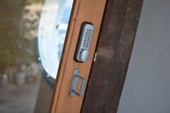 ドアに合わせて、ナンバーキーも斜め。オートロックです。(2019-11-12,周辺環境,ENTRANCE,1F)