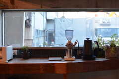 コーヒー器具は窓際に。(2019-11-12,共用部,KITCHEN,1F)
