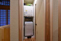 脱衣室の様子。洗濯機と乾燥機が設置されています。(2019-12-23,共用部,LAUNDRY,1F)