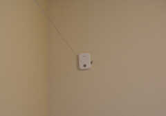 軒下のない部屋には、室内物干し用のワイヤーが設置されています。（203号室）(2019-12-23,専有部,ROOM,2F)