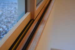 古い窓を使っている箇所には、防寒のため、室内側にもう1枚窓を取り付けることができます。（204号室）(2019-12-23,専有部,ROOM,2F)