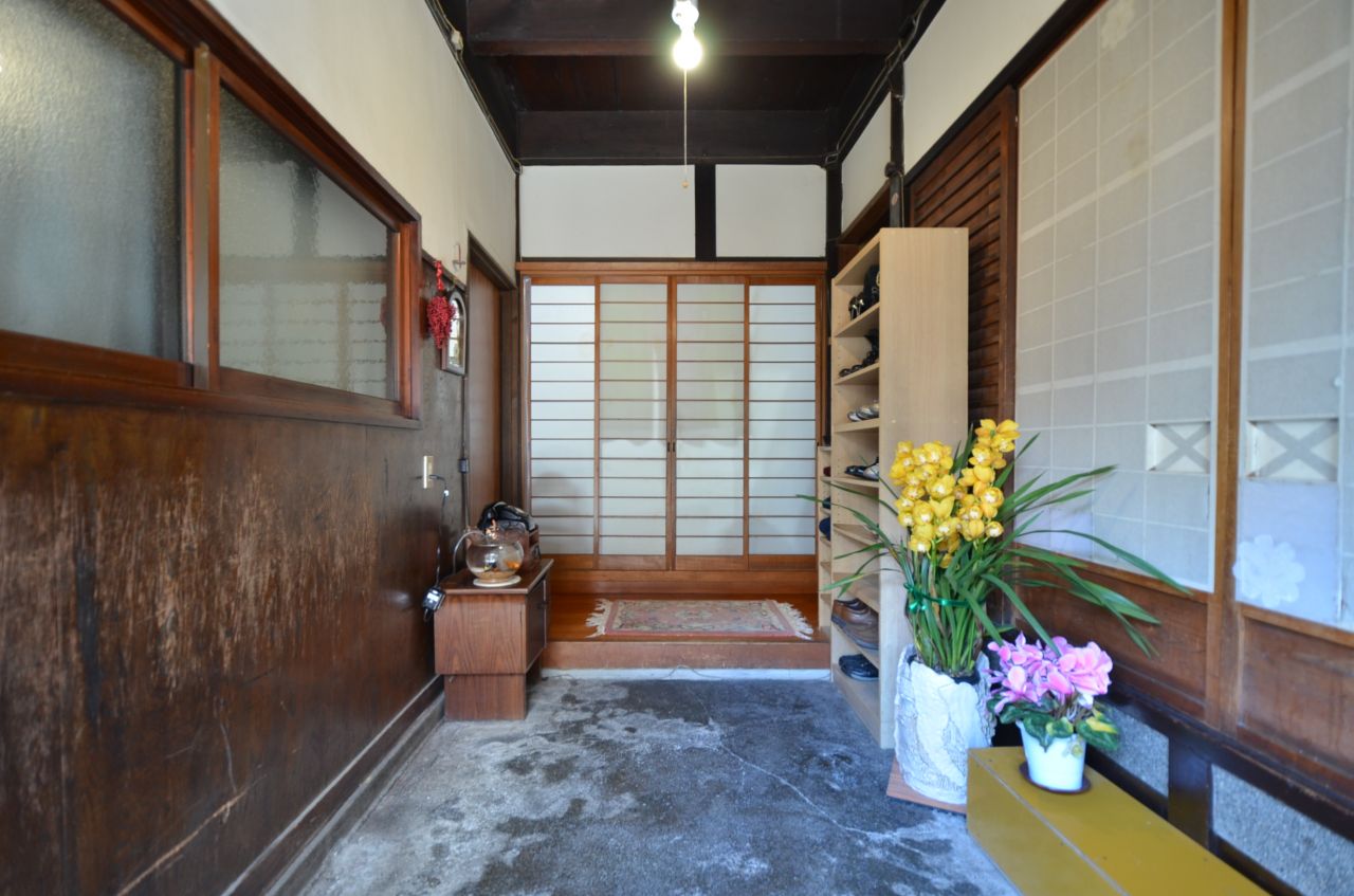 玄関から見た内部の様子。広い土間です。(2016-02-16,周辺環境,ENTRANCE,1F)