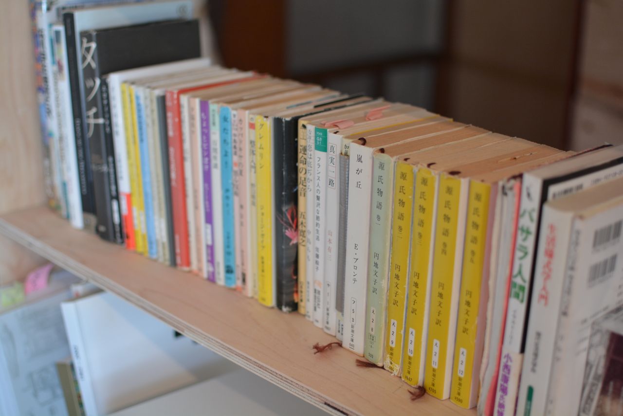本棚には名作と呼ばれる小説が並びます。(2016-02-16,共用部,LIVINGROOM,2F)