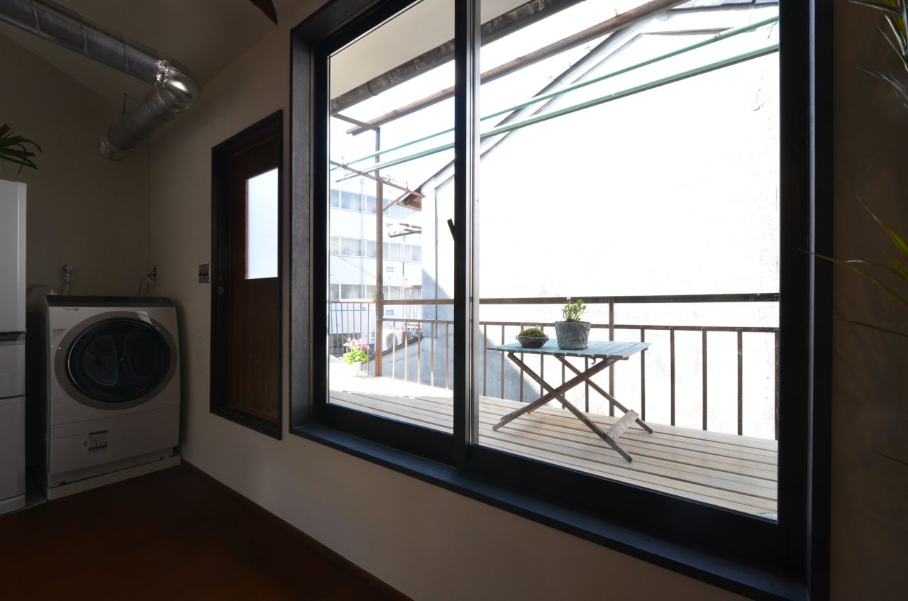 掃き出し窓からはベランダに出られます。(2016-02-16,共用部,LIVINGROOM,2F)