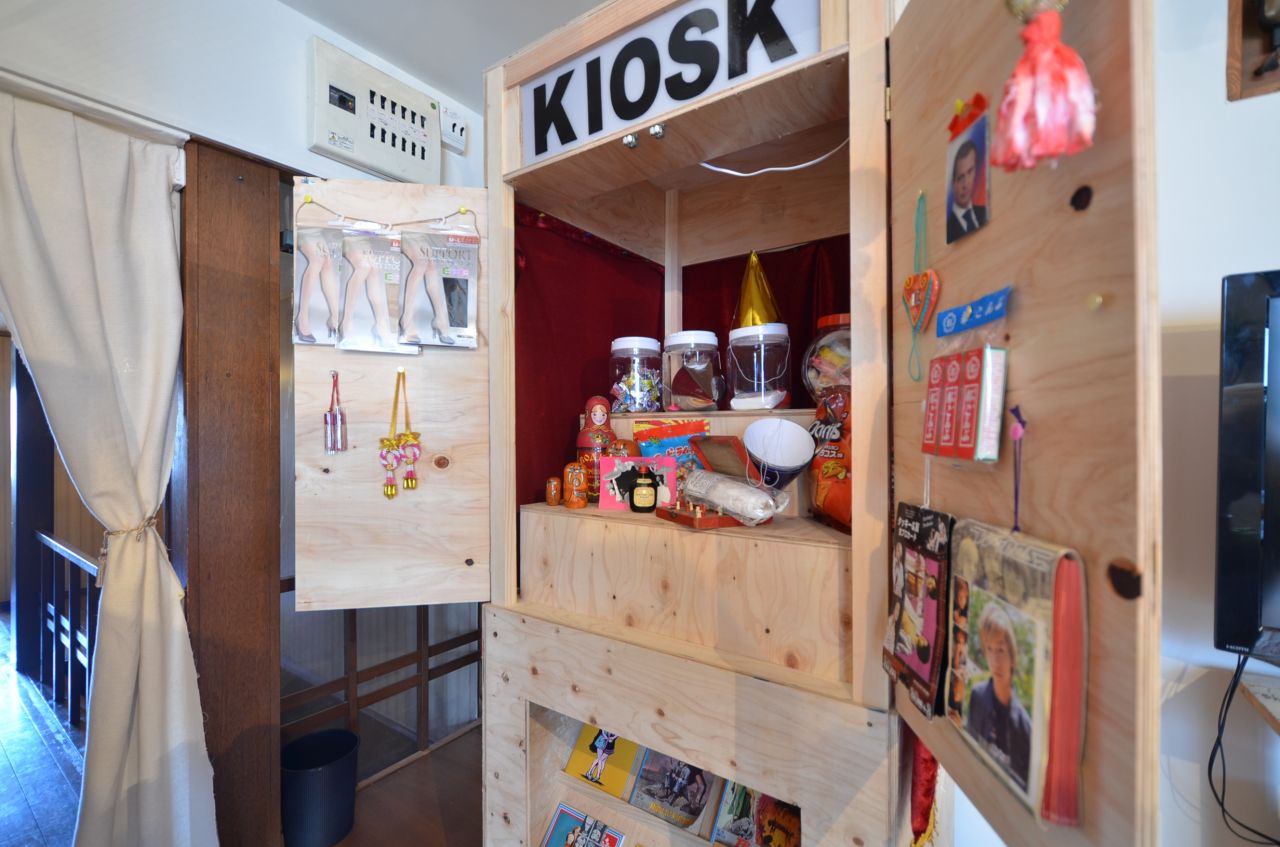 「KIOSK」と書かれたコンテナは、美大出身のオーナーさんが友人と作ったもの。入居者さんの作品や私物を販売したり、イベントに出展するときに屋台として使ったりする予定です。(2016-02-16,共用部,OTHER,2F)