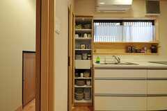 キッチン脇にはスリムな食器棚が設置されています。(2012-03-26,共用部,KITCHEN,1F)
