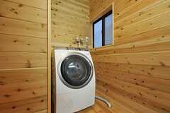 洗面台の対面にはドラム式の洗濯機が設置されています。(2012-03-26,共用部,LAUNDRY,1F)
