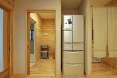 水まわり設備とバスルームの間に、すっぽり冷蔵庫が収まっています。(2012-03-26,共用部,OTHER,1F)