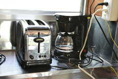 トースターとコーヒーメーカーが設置されています。(2019-05-17,共用部,KITCHEN,1F)