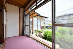 縁側のようなスペース。窓の先は庭です。（102号室）(2019-05-17,専有部,ROOM,1F)