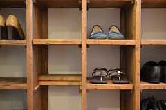 靴箱は手作りだそう。ブーツも置くことができるよう、横板を外すことができます。(2012-09-29,周辺環境,ENTRANCE,3F)