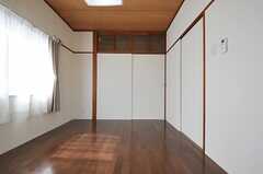 元・和室ですが、キレイにリフォームされています。（201号室）(2012-09-29,専有部,ROOM,2F)