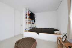 専有部の様子2。一段上がってベッドが備え付けられています。（301号室）※家具類は入居者さんの私物です。(2012-09-29,専有部,ROOM,3F)