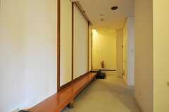 リビング脇の廊下の様子。突き当りから左手を見るとランドリールームがあります。(2012-09-29,専有部,ROOM,3F)