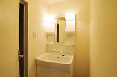ランドリールームの脇には、バスルームがあります。こちらは脱衣室の洗面台。(2012-09-29,共用部,BATH,3F)