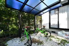 駐輪場の様子。共用の自転車が2台設置されています。(2019-09-17,共用部,GARAGE,1F)