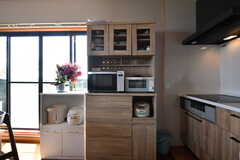 キッチン家電と食器棚の様子。(2022-04-23,共用部,KITCHEN,2F)