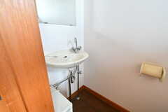 トイレ内にある洗面台の様子。（203号室）(2022-04-23,専有部,ROOM,2F)