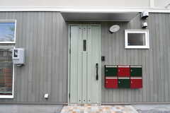 シェアハウスの玄関はオートロックです。郵便受けは専有部ごとに用意されています。(2018-06-30,周辺環境,ENTRANCE,1F)