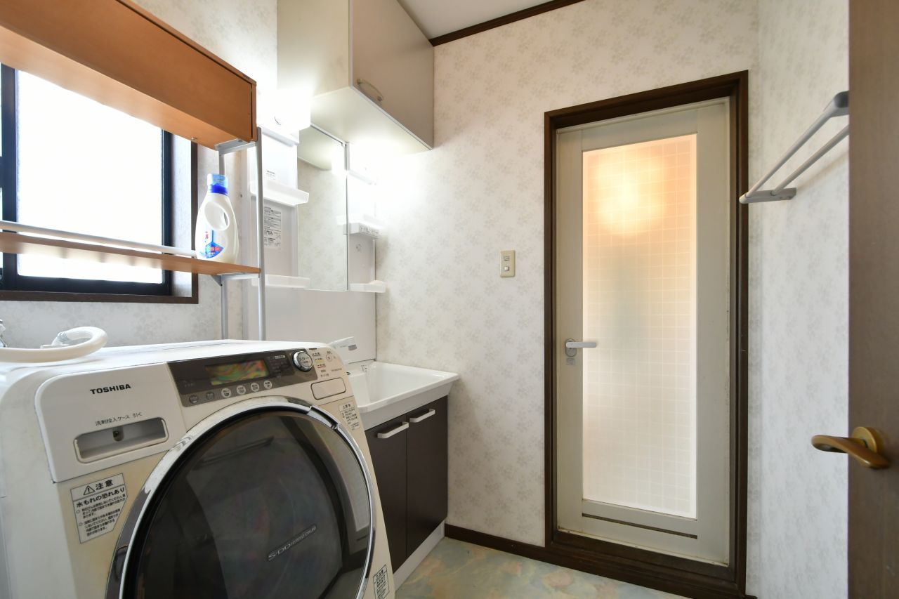 脱衣室に設置された洗濯機と洗面台。(2019-01-20,共用部,BATH,1F)