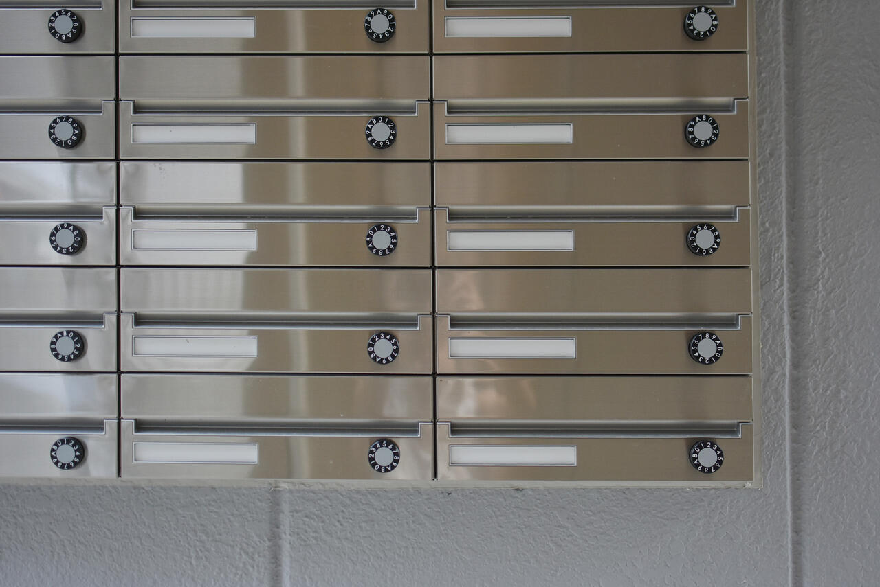 郵便受けは鍵付きで、専有部ごとに使えるスペースが決まっています。|1F 玄関