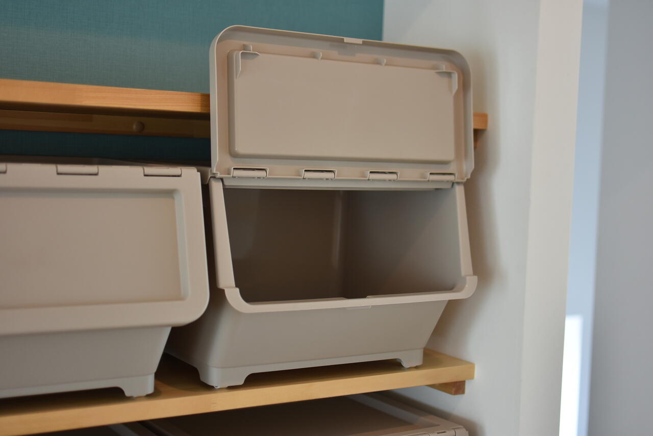収納棚は専有部ごとに使えるスペースが決まっていて、食材類を保管しておくことができます。|4F キッチン