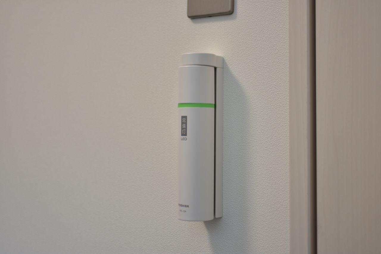 懐中電灯が設置されています。（204号室）|2F 部屋