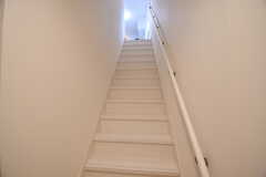 階段の様子。リビングは2階です。(2023-01-26,共用部,OTHER,1F)