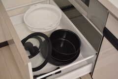 鍋類はヒーター下の引き出しに収納されています。(2023-01-26,共用部,KITCHEN,2F)