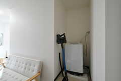 廊下に設置された洗濯機。(2023-01-26,共用部,LAUNDRY,2F)