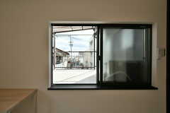 窓からは共用のベランダが見えます。（203号室）(2023-01-26,専有部,ROOM,2F)