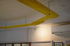 黄色く塗られた板には、物を置いたりもできそう。(2012-01-15,共用部,LIVINGROOM,1F)