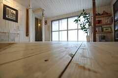 無垢材の床は白く塗装されています。(2012-01-15,共用部,LIVINGROOM,1F)