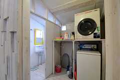 コイン式の洗濯機、乾燥機の様子。左手にバスルーム、右手にシャワールームがあります。(2012-01-15,共用部,LAUNDRY,1F)
