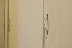 脱衣室へ続く引き戸は、元収納のドアを組み合わせて作成されたそう。取っ手が2つあります。(2012-01-15,共用部,OTHER,1F)