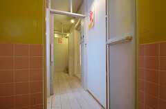 バスルームからシャワールーム方向を見るとこんな感じ。(2012-01-15,共用部,BATH,1F)