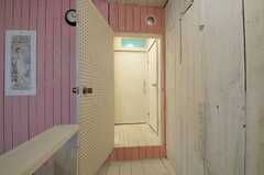 洗面台とトイレへ続くドア。ドアのリビング側はピンク色です。(2012-01-15,共用部,BATH,1F)