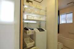 脱衣室に設置された洗濯機の様子。(2011-04-03,共用部,BATH,1F)