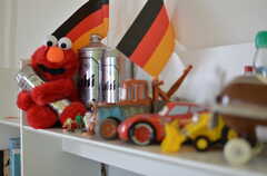 エルモがギュッとしているのはドイツビールではありません。(2013-01-25,共用部,LIVINGROOM,3F)