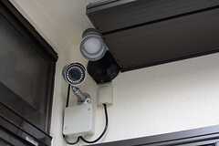玄関のドア付近にはセンサーサイロとセキュリティカメラが設置されています。(2015-05-19,周辺環境,ENTRANCE,1F)