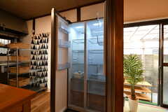 冷凍冷蔵庫の様子。仕切りが多く、部屋ごとに分けて収納できます。(2023-04-10,共用部,KITCHEN,1F)