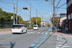 バス通りの様子。関西外国語大学があります。(2023-04-10,共用部,ENVIRONMENT,1F)