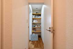 脱衣室の様子。部屋ごとに収納棚を使用できます。(2022-01-13,共用部,BATH,1F)