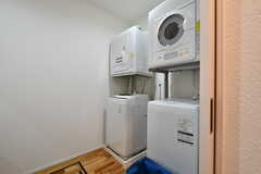 洗濯機と乾燥機の様子。(2022-01-13,共用部,LAUNDRY,1F)